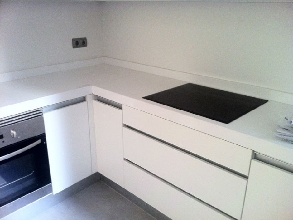 Encimeras, chapados, solados y màs de baño y cocina Cocinas blancas con encimeras silestone beige