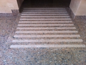 Escalera de granito con bandas abujardadas