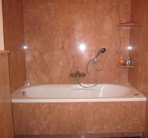 Baño en Rosa valencia y suelo de granito Negro Tropical