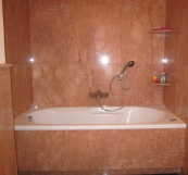 Baño en Rosa valencia y suelo de granito Negro Tropical