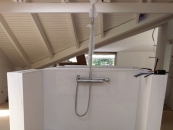 Ducha de marmol blanco
