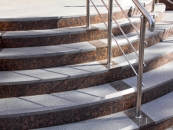 Escaleras de granito rojo y gris