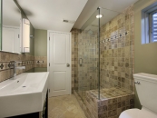 Ducha en màrmol con mosaico